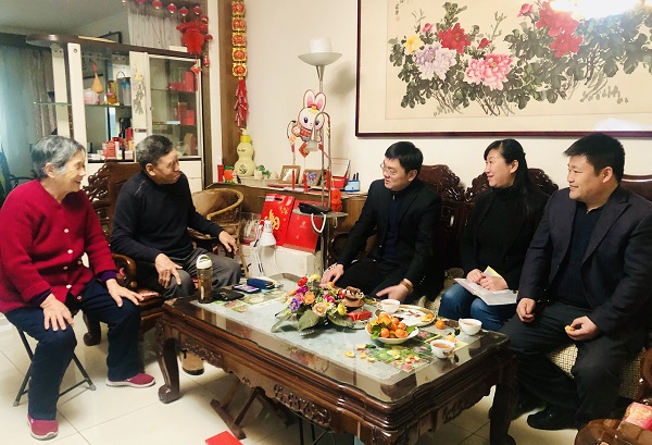 2020新春佳節(jié)公司領導春節(jié)前走訪慰問退休老黨員、老干部